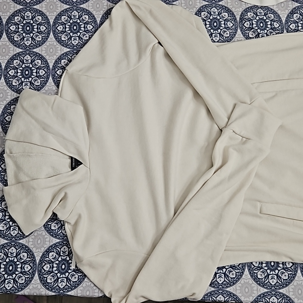 Tunic sweater with pockets